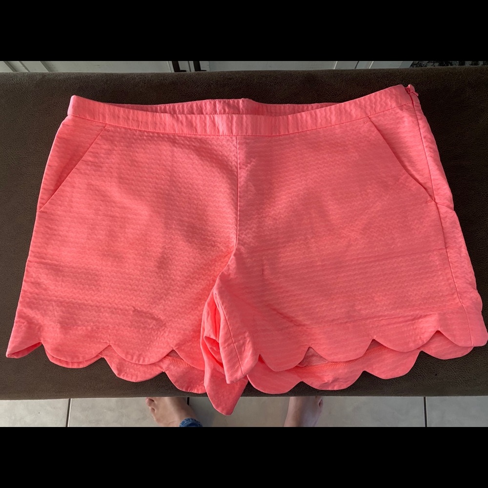 Lily Pulitzer bright pink side zip scalloped short